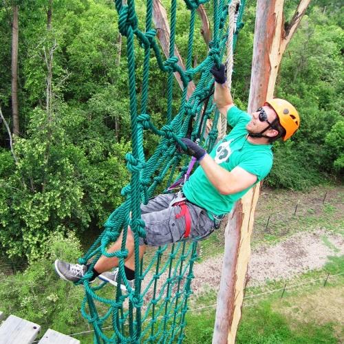 Enrico Klotsch climbing a rope net (Photo Carola Benzing)